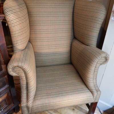 FAUTEUIL ANGLAIS A OREILLES EN TISSU TWEED STYLE GEORGE III