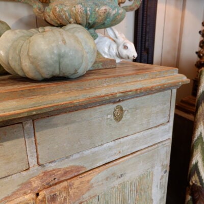 BUFFET HAUT GUSTAVIEN A DEUX PORTES DECOR GODRONS PATINE VERT PALE CA.1849