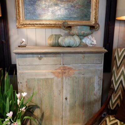 BUFFET HAUT GUSTAVIEN A DEUX PORTES DECOR GODRONS PATINE VERT PALE CA.1849