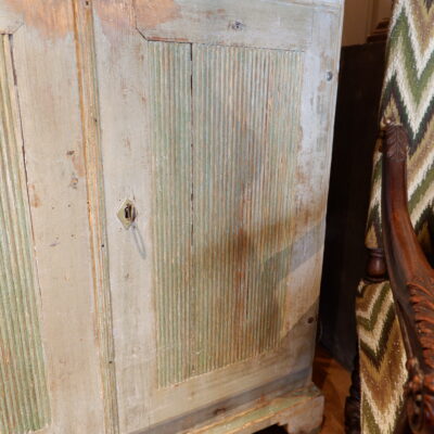 BUFFET HAUT GUSTAVIEN A DEUX PORTES DECOR GODRONS PATINE VERT PALE CA.1849