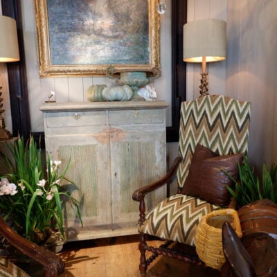 BUFFET HAUT GUSTAVIEN A DEUX PORTES DECOR GODRONS PATINE VERT PALE CA.1849