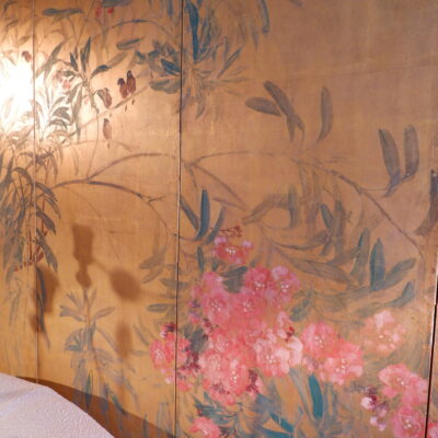 GRAND PARAVENT JAPONNAIS 6 FEUILLES “LAURIER ROSE” SUR FEUILLE D’OR PERIODE MEIJI XIXE