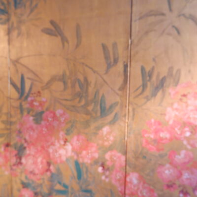 GRAND PARAVENT JAPONNAIS 6 FEUILLES “LAURIER ROSE” SUR FEUILLE D’OR PERIODE MEIJI XIXE