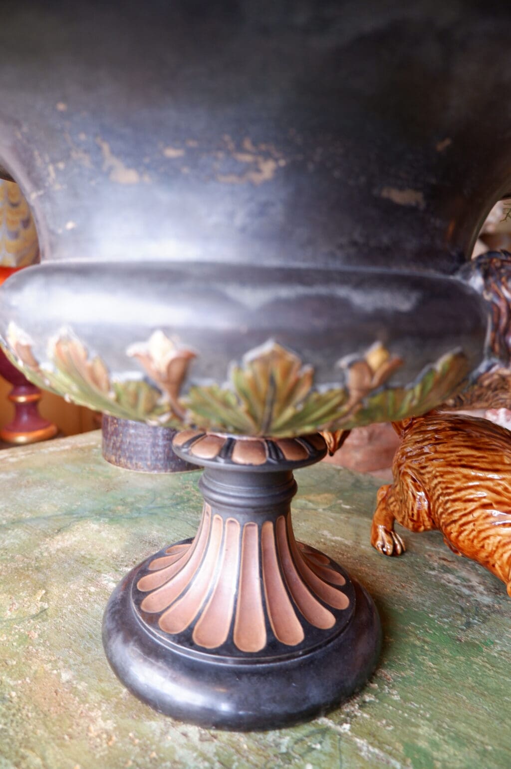 VASE NEOCLASSIQUE SUR PIED EN TERRE CUITE POLYCHROME SIGNEE  P. Ipsen, Kjøbenhavn ca.1890 – Image 3