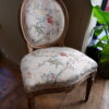 Paire de fauteuils médaillons à la rose ancienne patine noire ca.1800