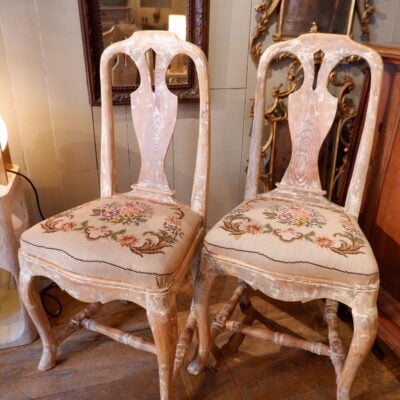 Une paire de chaises patine blanche assise au petit point ca.1800