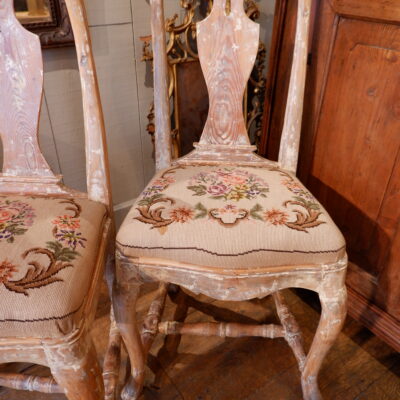Une paire de chaises patine blanche assise au petit point ca.1800