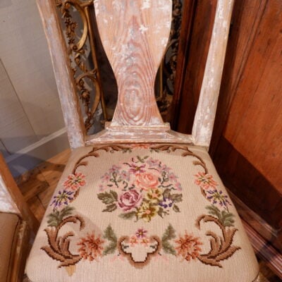 Une paire de chaises patine blanche assise au petit point ca.1800