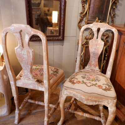 Une paire de chaises patine blanche assise au petit point ca.1800