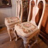 Une paire de chaises patine blanche assise au petit point ca.1800 – Image 6