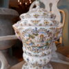 Paire de pots couverts en faience de Moustier - décor polychrome – Image 13