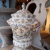 Paire de pots couverts en faience de Moustier - décor polychrome – Image 9