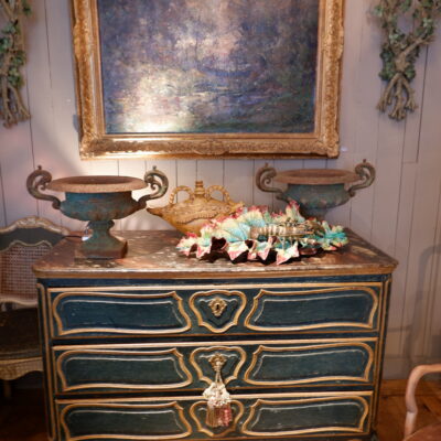 Grande commode 3 tiroirs patine verte et plateau peint décor faux-marbre rouge – France époque XVIIIe
