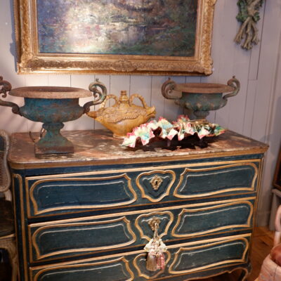 Grande commode 3 tiroirs patine verte et plateau peint décor faux-marbre rouge – France époque XVIIIe