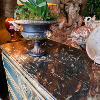 Commode 3 tiroirs patine verte et plateau peint faux-marbre rouge – France époque XVIIIe
