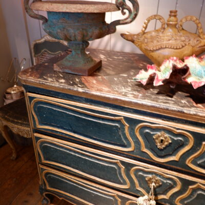 Grande commode 3 tiroirs patine verte et plateau peint décor faux-marbre rouge – France époque XVIIIe