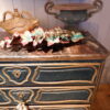 Grande commode 3 tiroirs patine verte et plateau peint décor faux-marbre rouge - France époque XVIIIe – Image 4
