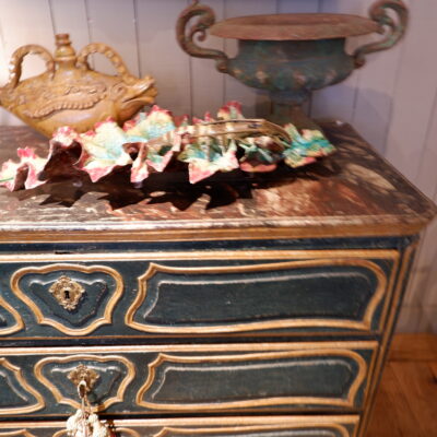 Grande commode 3 tiroirs patine verte et plateau peint décor faux-marbre rouge – France époque XVIIIe
