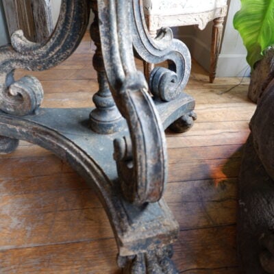 Guéridon de milieu en marbre et bois sculpté, pieds pattes de lion début XIXe