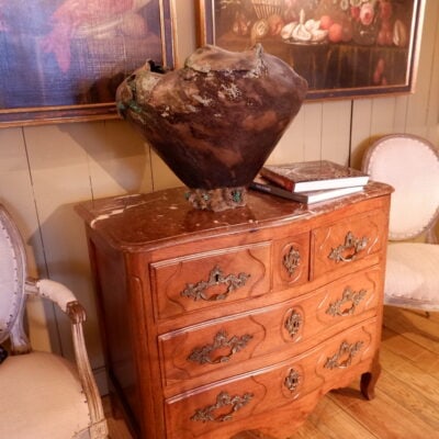 Petite commode régence 4 tiroirs en bois naturel et plateau en marbre rouge ca.1720