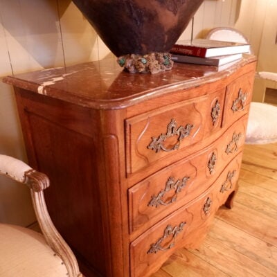 Petite commode régence 4 tiroirs en bois naturel et plateau en marbre rouge ca.1720