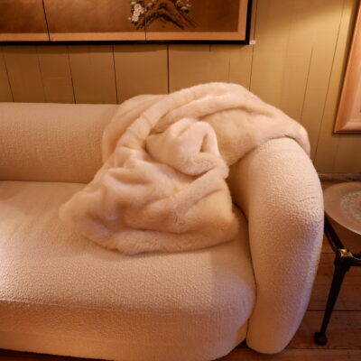 Canapé Blaine en tissu bouclette blanc cassée assise courbe – disponible sur demande