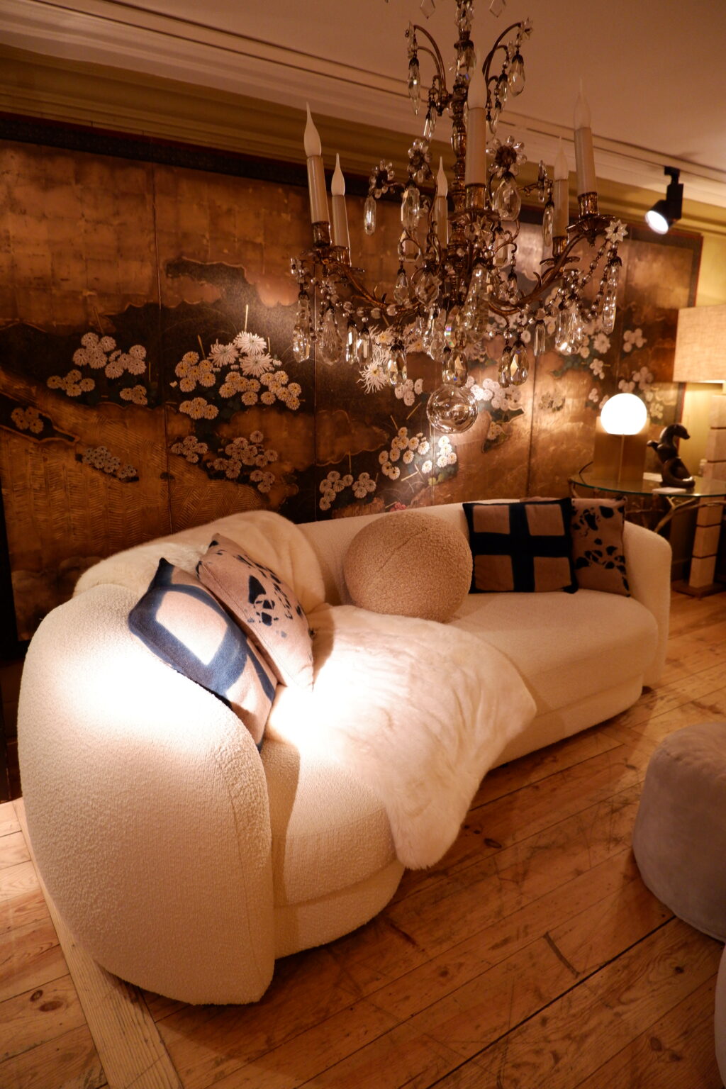 Canapé contemporain en tissu bouclette blanc cassée assise courbe – Image 4