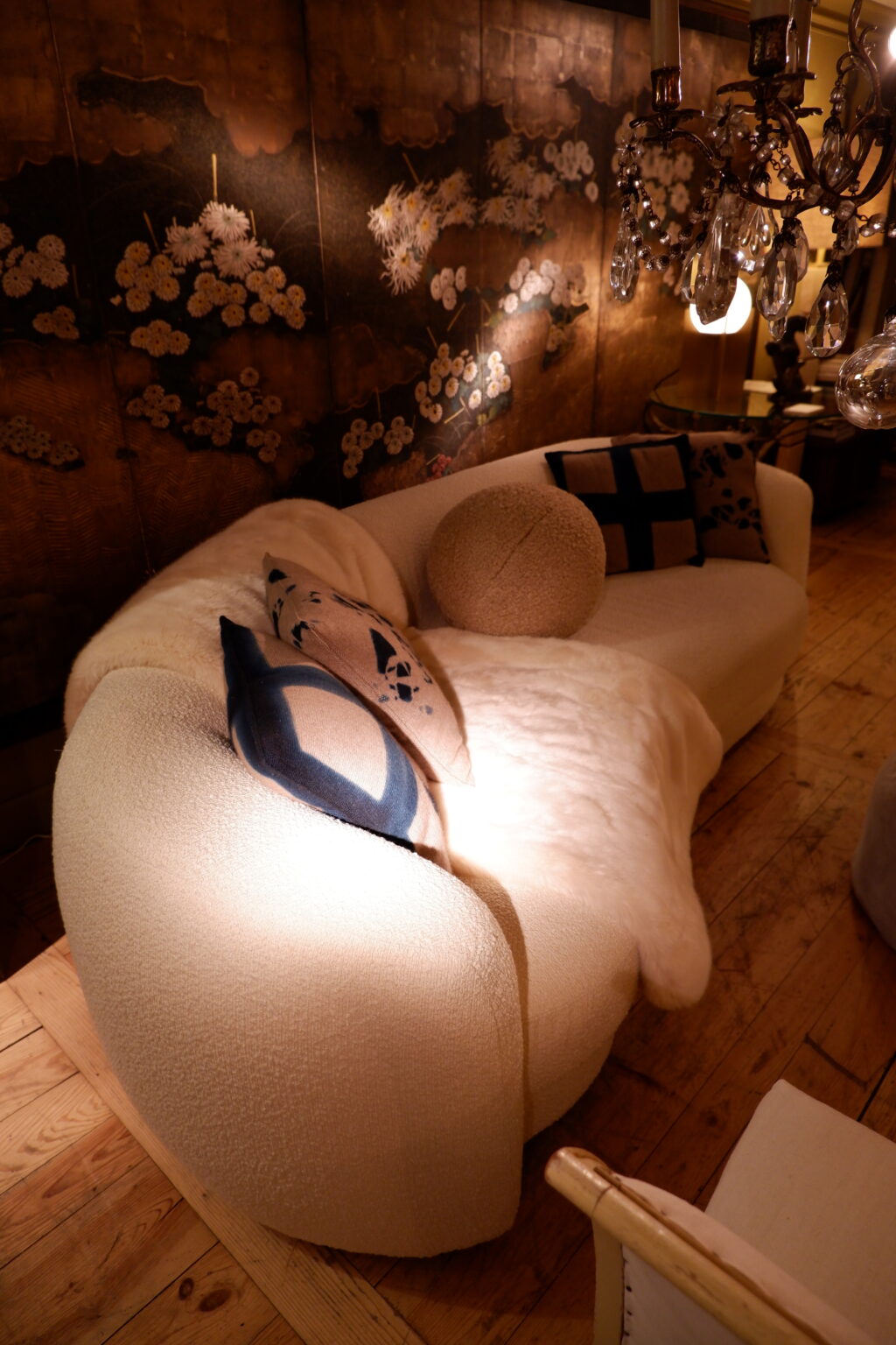 Canapé contemporain en tissu bouclette blanc cassée assise courbe – Image 3