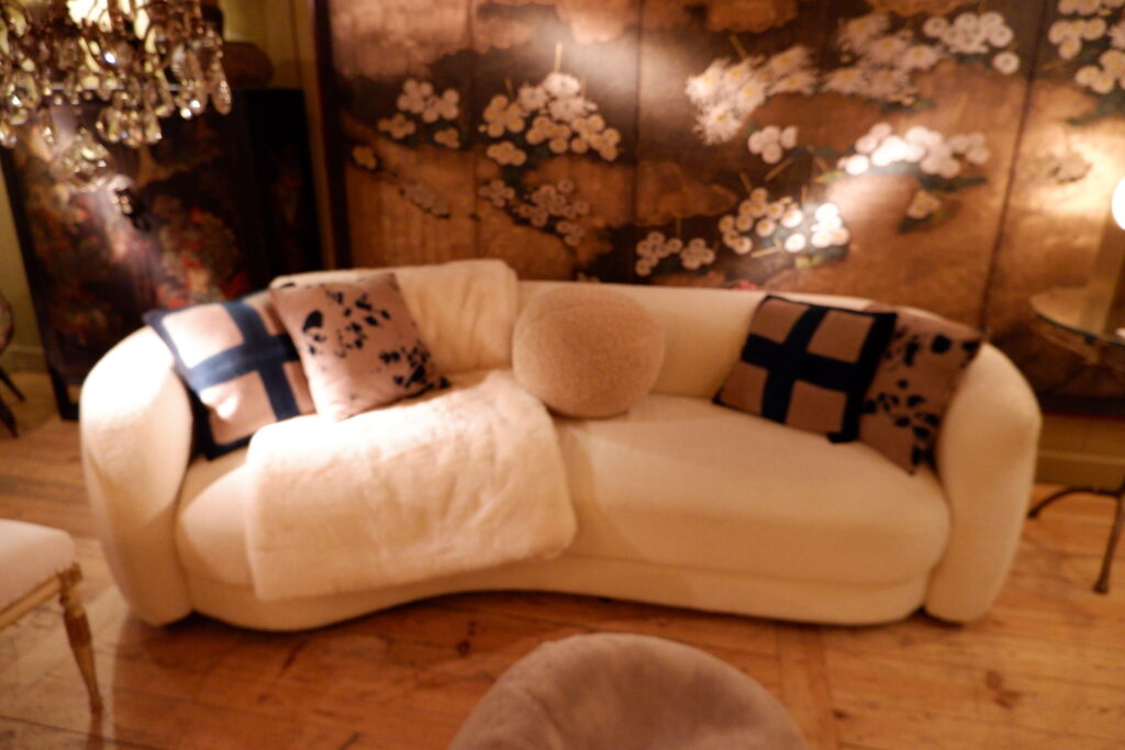 Canapé contemporain en tissu bouclette blanc cassée assise courbe – Image 2