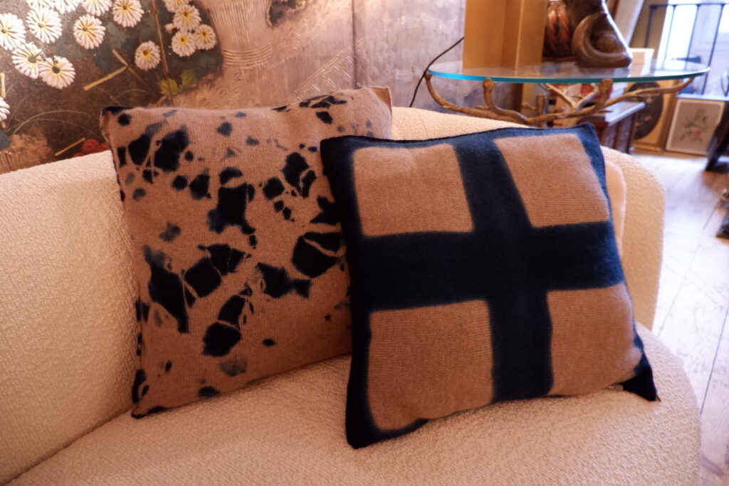 COUSSINS EN CACHEMIRE TIE-DYE INDIGO – Image 4
