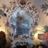 Grand miroir en porcelaine décor peint de fleurs & d'insectes - Italie XVIIIe