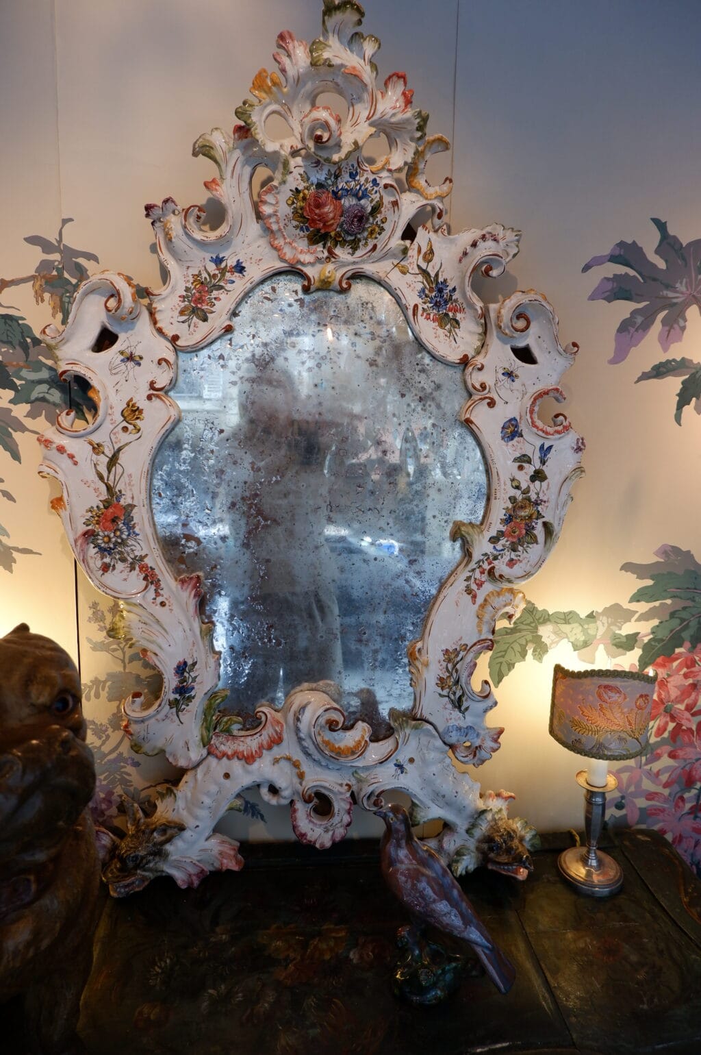 Grand miroir en porcelaine décor peint de fleurs & d'insectes - Italie XVIIIe