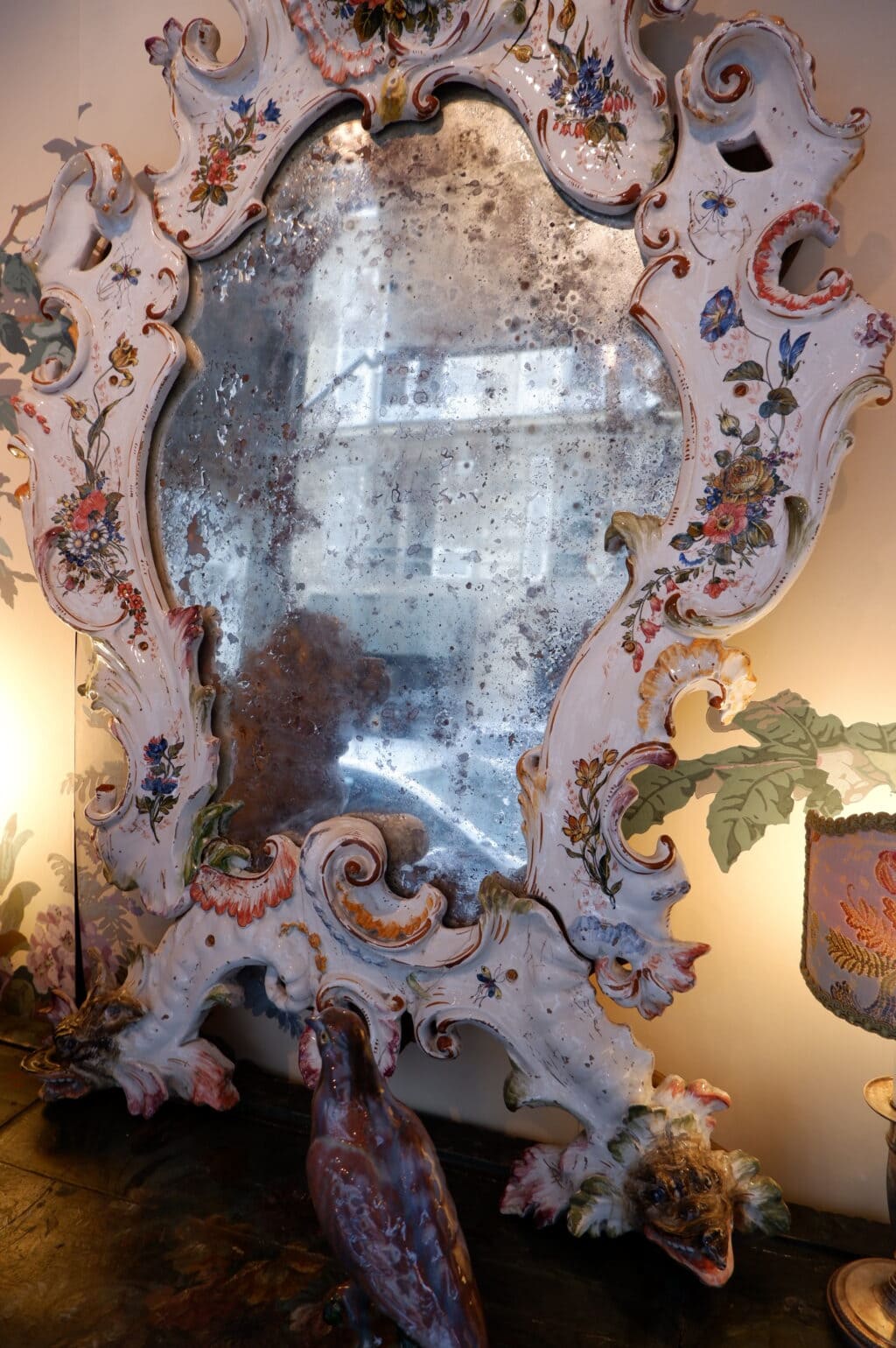Grand miroir en porcelaine décor peint de fleurs & d'insectes - Italie XVIIIe – Image 4