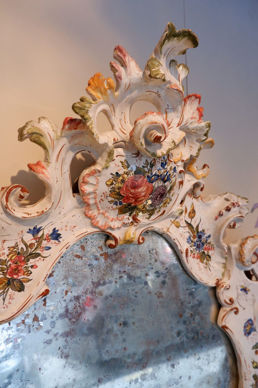 Grand miroir en porcelaine décor peint de fleurs & d'insectes - Italie XVIIIe – Image 3