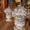 Paire de pots couverts en faience de Moustier - décor polychrome