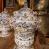 Paire de pots couverts en faience de Moustier - décor polychrome – Image 7