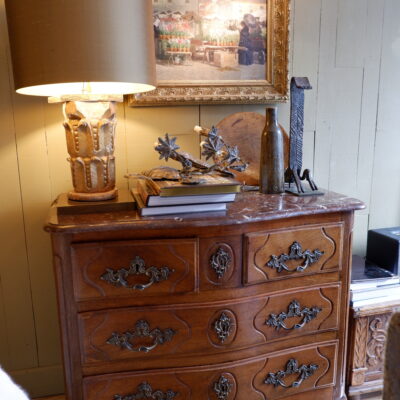 Petite commode régence 4 tiroirs en bois naturel et plateau en marbre rouge ca.1720