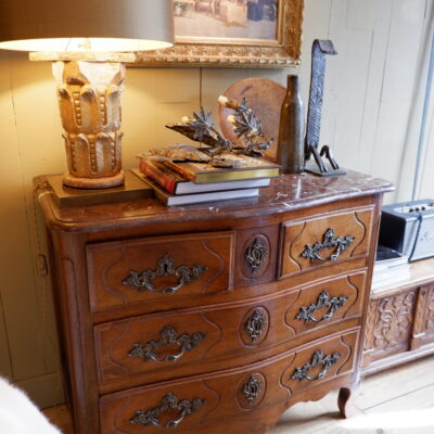 Petite commode régence 4 tiroirs en bois naturel et plateau en marbre rouge ca.1720