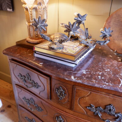 Petite commode régence 4 tiroirs en bois naturel et plateau en marbre rouge ca.1720