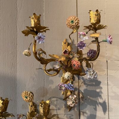 Paire d’appliques en bronze doré fleurs en porcelaine pastel – Italie fin XIXe