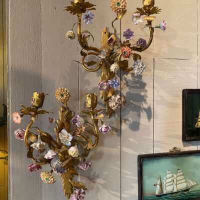Pair of ormolu sconces with pastel porcelain flowers - Italy late 19th century