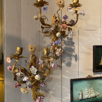 Paire d’appliques en bronze doré fleurs en porcelaine pastel – Italie fin XIXe