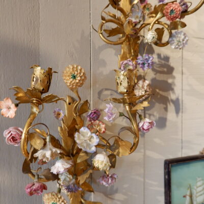 Paire d’appliques en bronze doré fleurs en porcelaine pastel – Italie fin XIXe