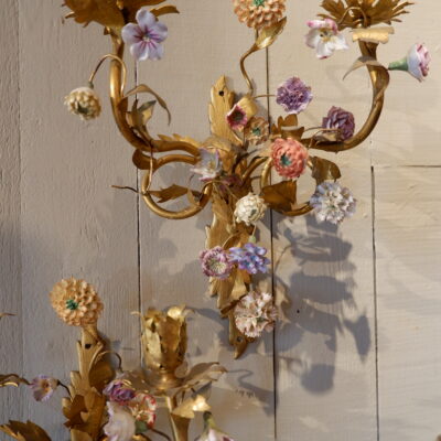 Paire d’appliques en bronze doré fleurs en porcelaine pastel – Italie fin XIXe