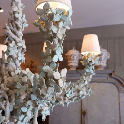 Grand lustre “Feuilles blanches” par Edouard Chevalier