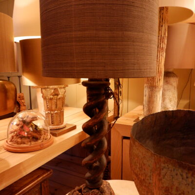 Paire de lampes spirale en bois sculpté noirci sur racine de bouleau + A/J cylindre en raphia