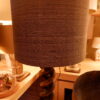 Paire de lampes spirale en bois sculpté noirci sur racine de bouleau + A/J cylindre en raphia – Image 6