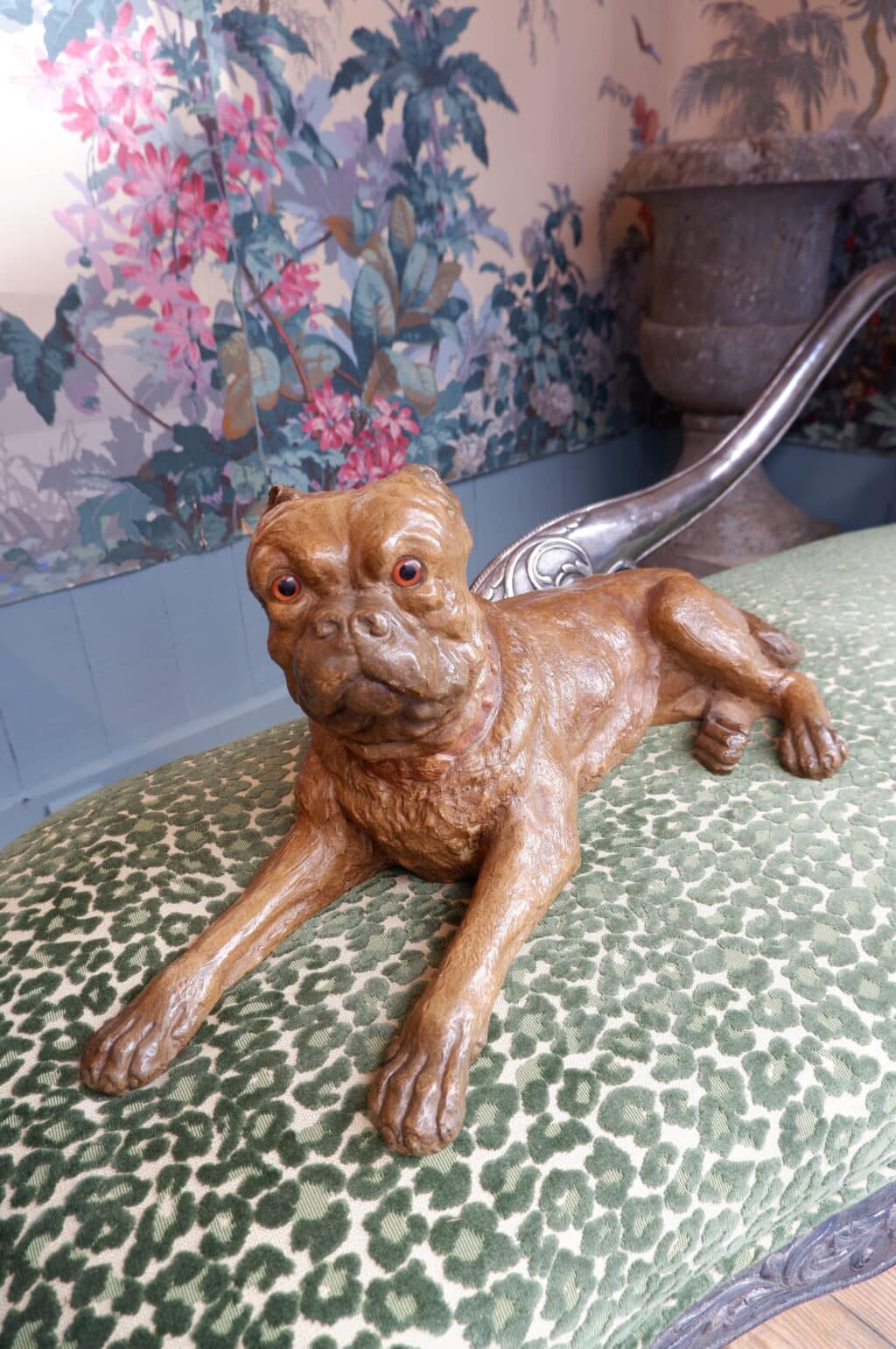 Bouledogue couché en terre-cuite peinte ca.1950 – Image 3