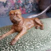 Bouledogue couché en terre-cuite peinte ca.1950 – Image 2