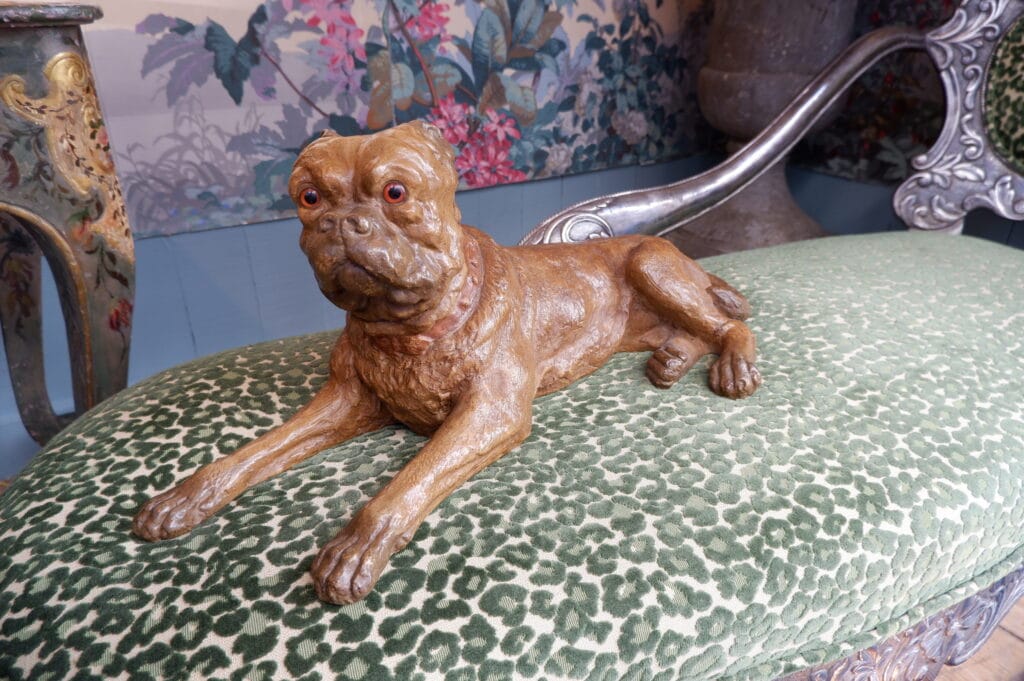 Bouledogue couché en terre-cuite peinte ca.1950 – Image 2